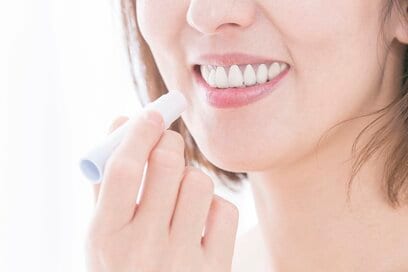 リップは「にっこり塗り」、保湿剤は「横塗り」が正解。皮膚科医直伝の正しい肌ケア