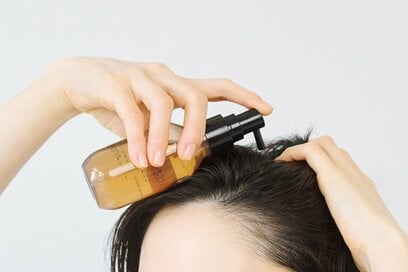 40代以降、「老けない髪」になる頭皮保湿のコツ。「青白くツヤがある」のが健康な頭皮