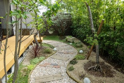 新居の庭づくりを住みながら素人がDIY。2年で風景画のような眺めに