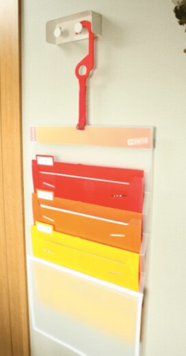 リビングが散らからなくなる！家族が自然と片づける収納グッズ