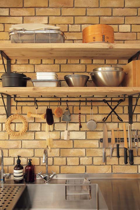 タイルで仕上げ棚を取り付けたキッチン内部の壁面