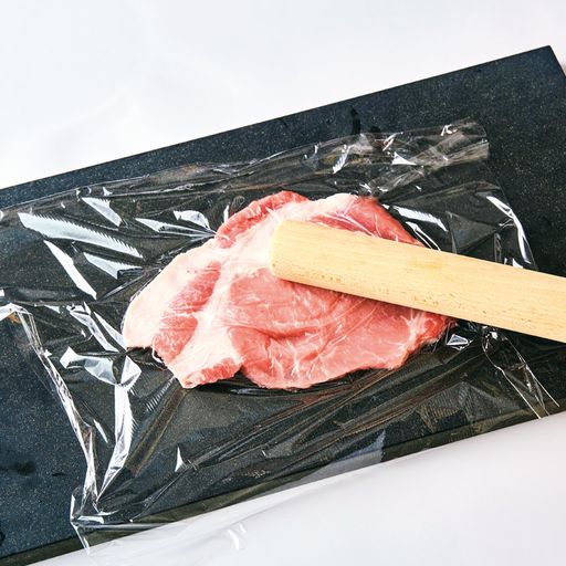 ラップをかけて豚肉をたたく