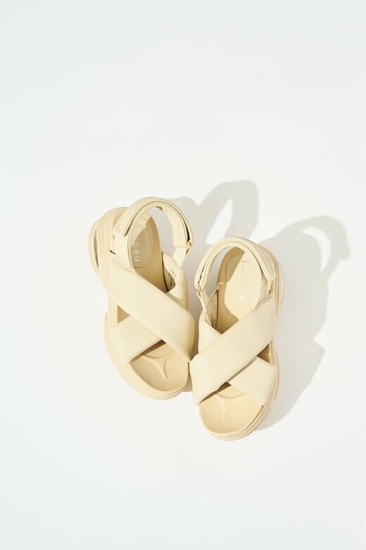 白の厚底サンダル