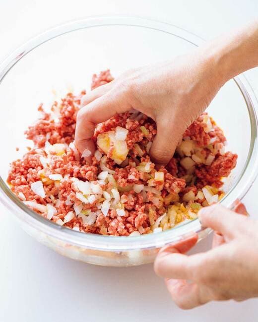 ハンバーグをこねる