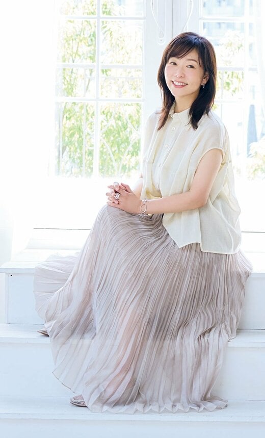 窓際に座る女性