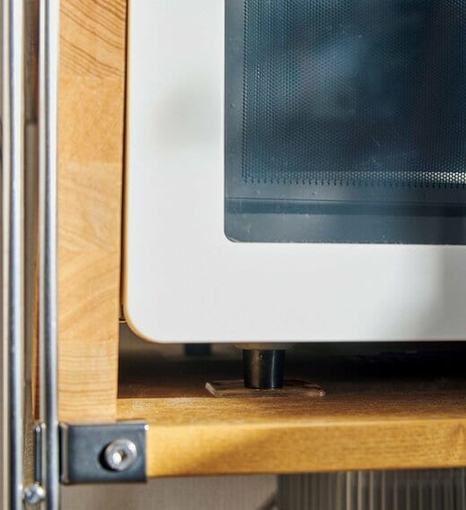 耐震ジェルの上に置かれた電子レンジ