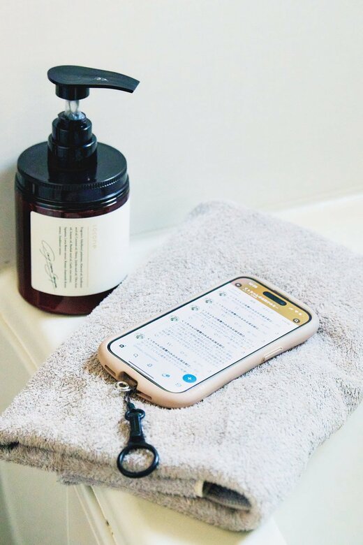 風呂場にあるスマートフォン