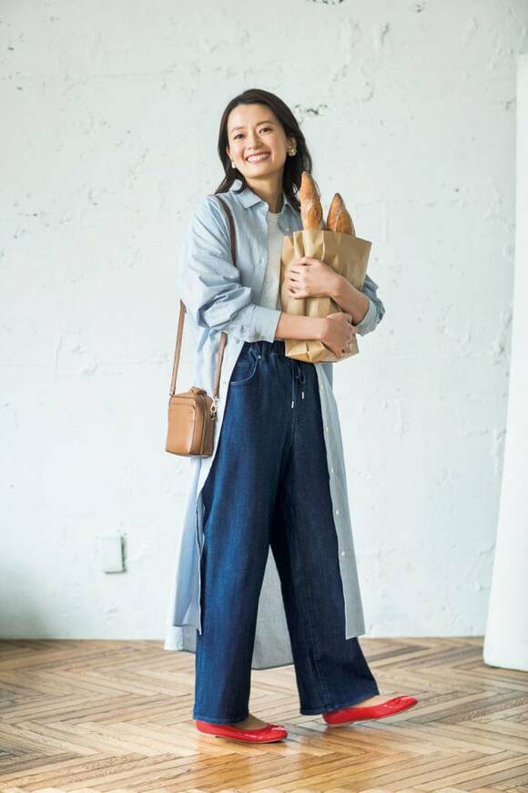 フランスパン持った女性