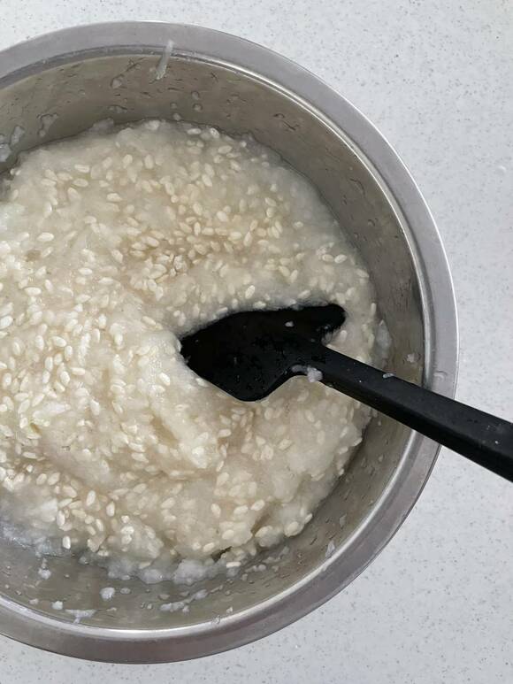 ボウルにタマネギと麹