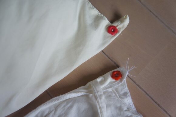 布団カバーにボタンを縫いつけて準備