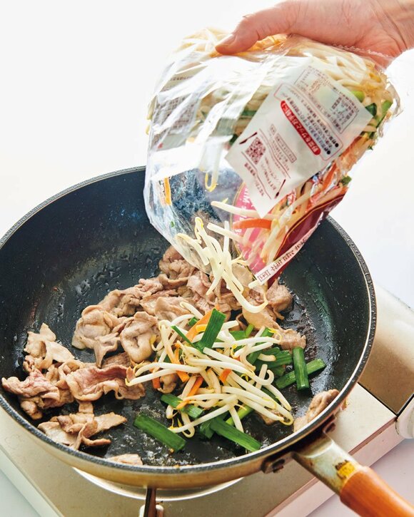 フライパンで具材炒める