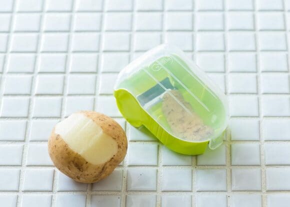むいた皮が散らからない皮むき器
