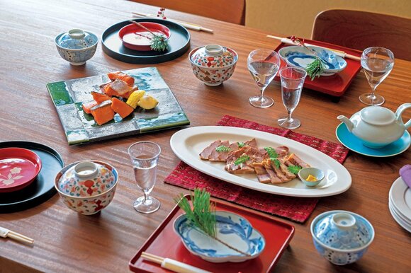 お正月用食卓お肉鮭お椀松のお飾り