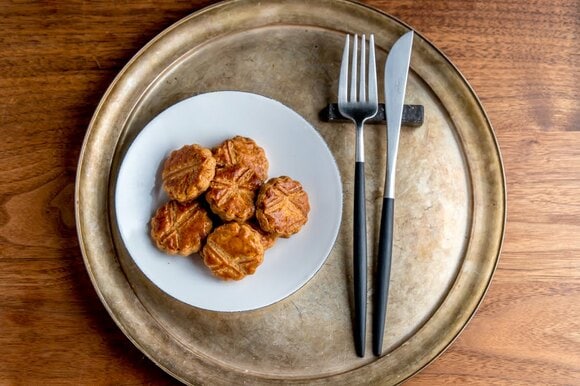 箸置きとカトラリーレストを兼用する場合のコツは、和のテイストが強すぎないシンプルなものを選ぶこと