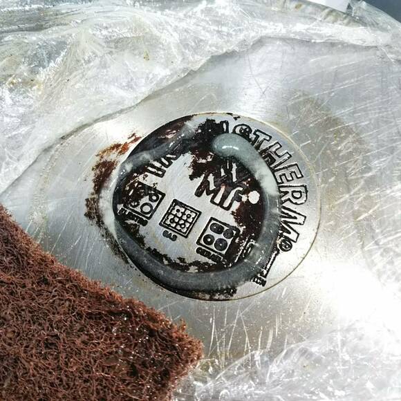 再度、「茂木和哉」を塗布してラップをして伸ばす様子