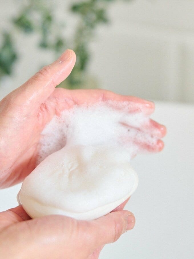 石けんを泡立てる