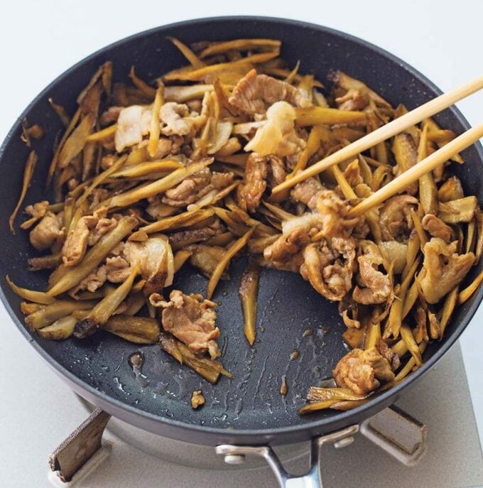 フライパンにささがきゴボウ