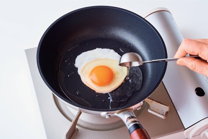 水を入れて蒸し焼き