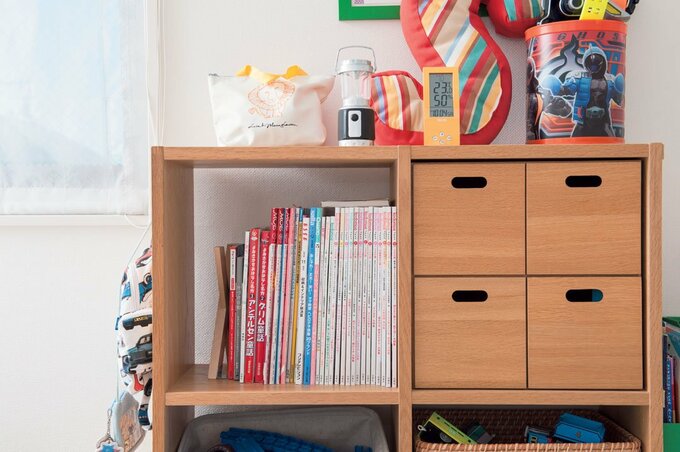 色の強い背表紙が部屋をごちゃついた印象に