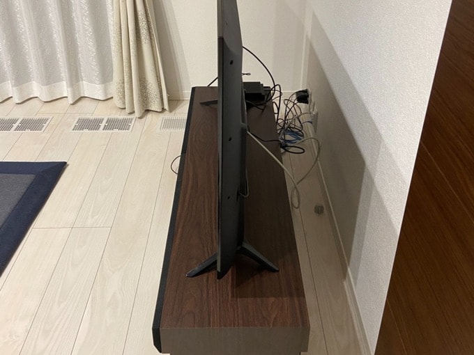 テレビのうしろのすき間