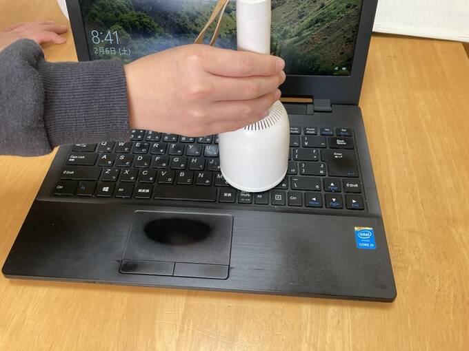 パソコンの上にハンディ掃除機