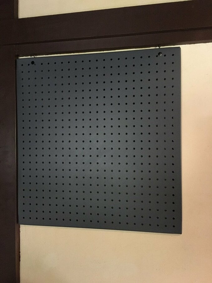 柱にしっかりと固定したS字フックに引っかけたペグボード