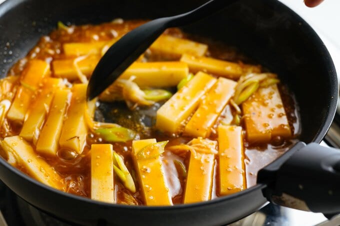 切りもちをトッポギ風のタレと煮からめている画像