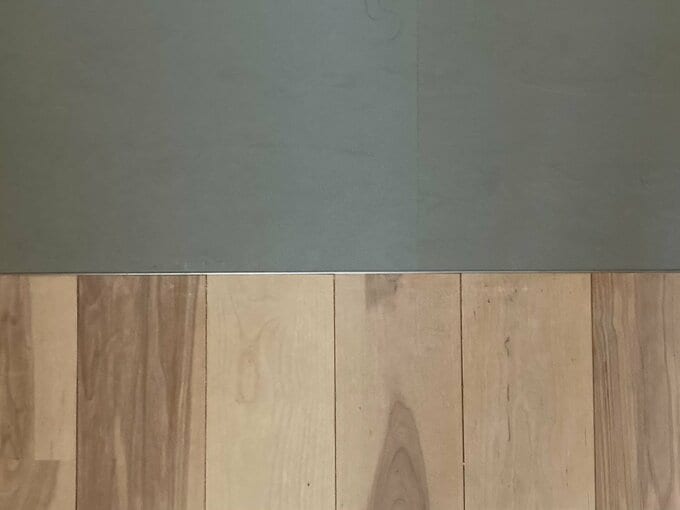 フローリングとタイルの見切り材はシンプルなアルミ製