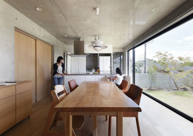 近隣の目線をゆるやかにふさいでいる