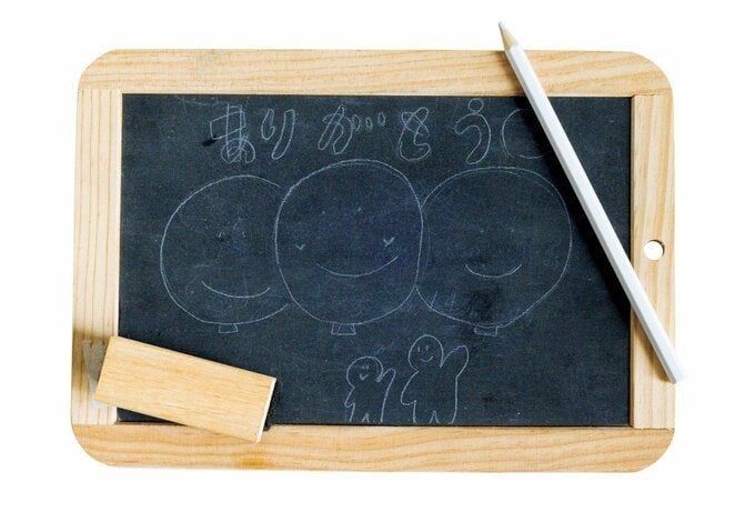 メッセージと絵が描かれたミニ黒板