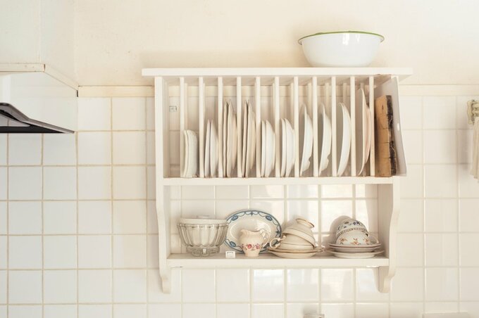 食器棚はもたず、2か所に分散収納。見えるところは白に