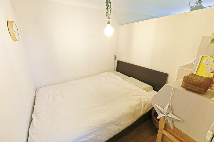 寝室横には収納棚を設置