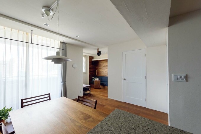 キッチンからは奥のリビングを見る