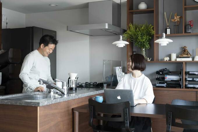 キッチンに男性リビングに女性
