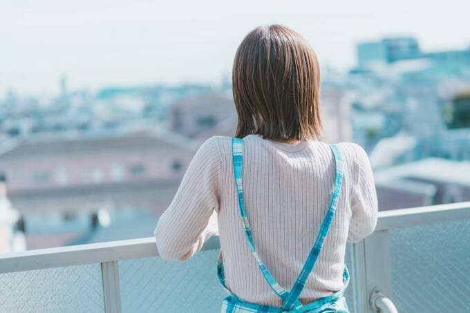 ベランダに女性後ろ姿