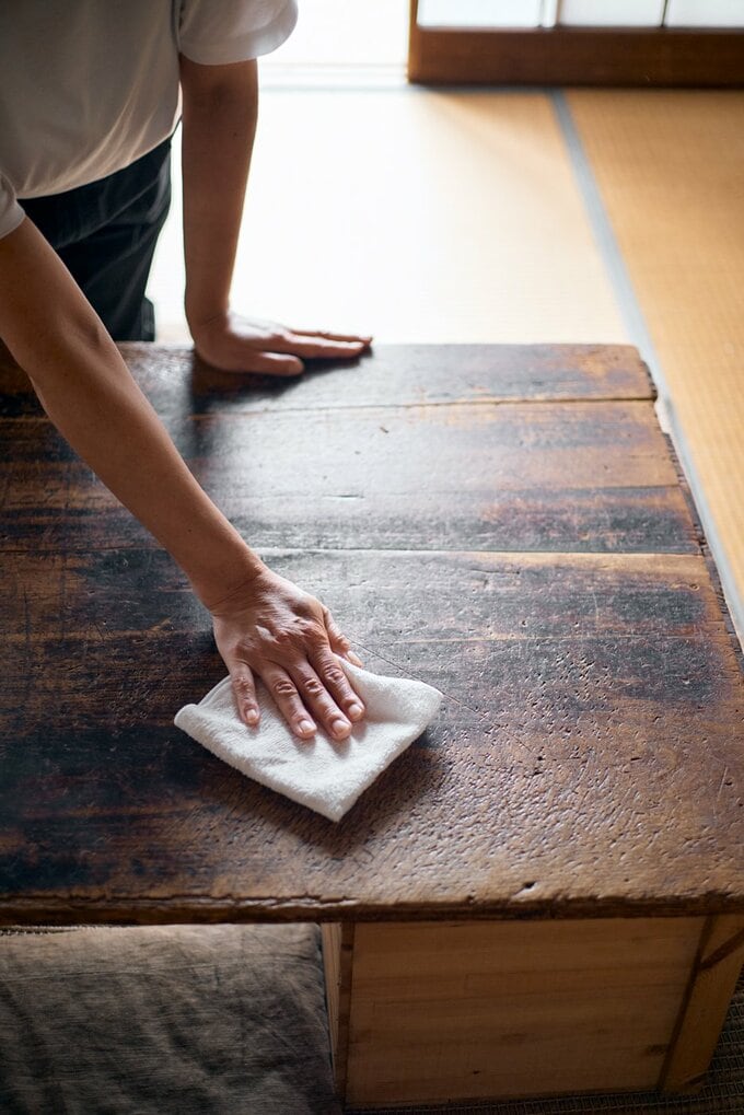 テーブルをふいている