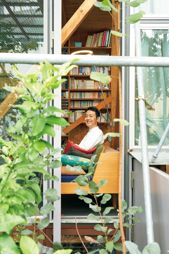 外からリビングを見る