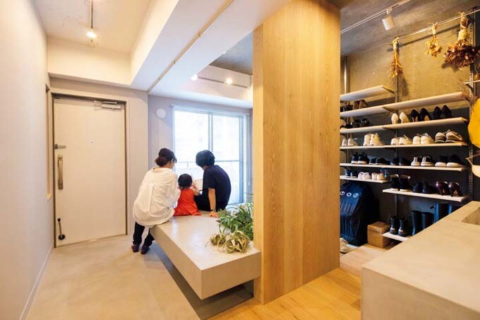 土間玄関に座る親子