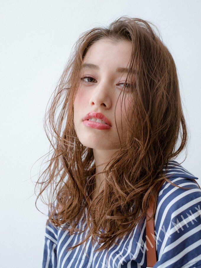 パーマヘアの女性