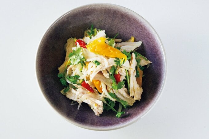 蒸し鶏とドライマンゴーのサラダ