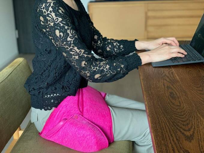 骨盤おしりリフレを使う女性