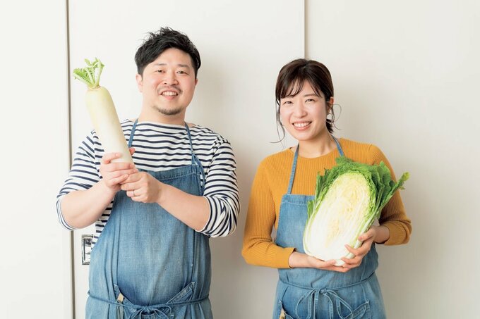 お野菜を持つエプロンかけた男女