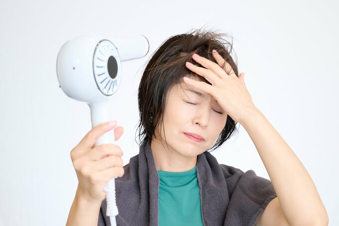 ドライヤーを暑がる女性