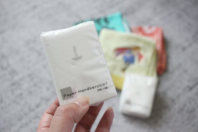 使い捨てのハンカチタオル