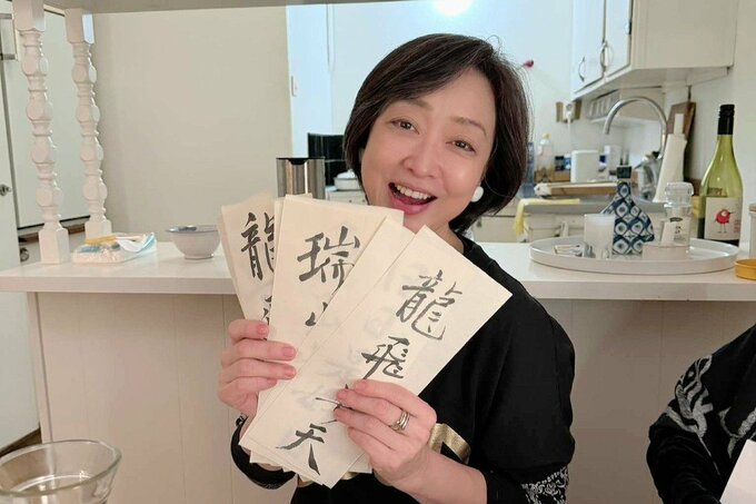 父の書を持つ川上麻衣子さん