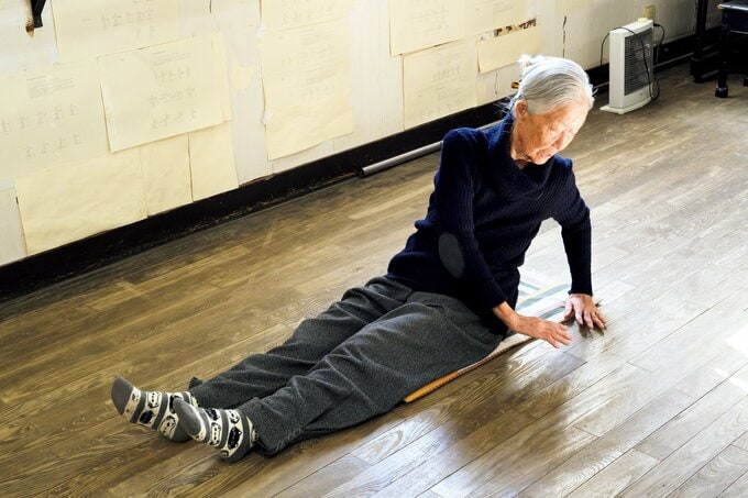 状態を左にひねる雑賀さん