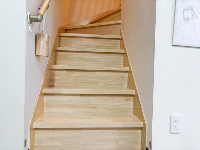 ハンディクリーナーケースに入れたモップを階段横にかけているところ