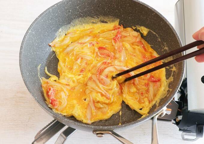 卵液を菜箸で動かす