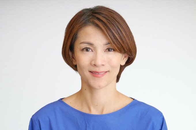 耳かぶせヘアの女性正面