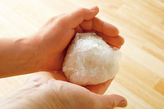 おにぎりを握る人